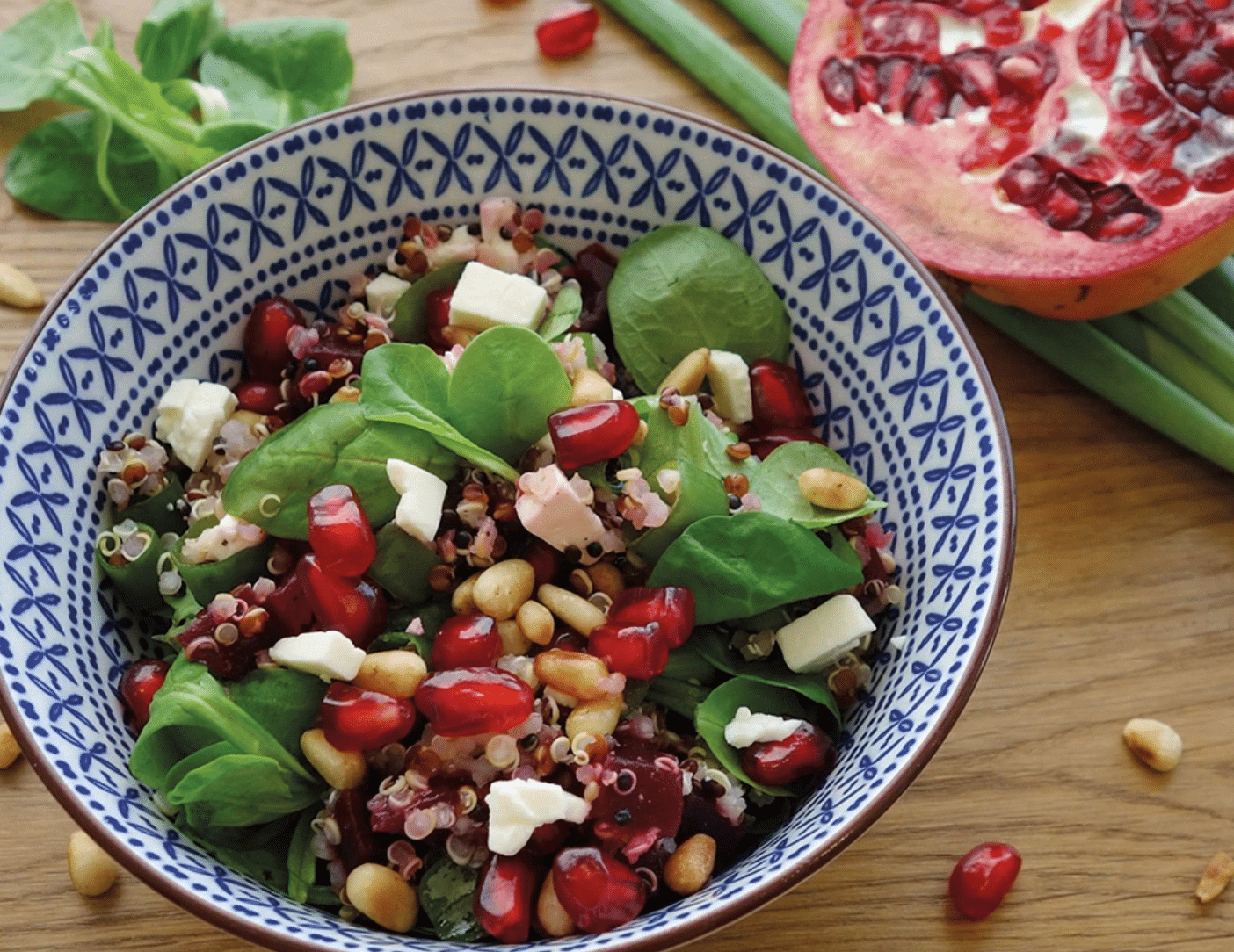 Värske ja tervislik salat punapeedi, kinoa ja granaatõunaga. Fresh and tasty salat with beetroot, quinoa and pomegranate